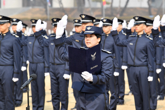 24일 오전 청주 공군사관학교에서 열린 공군사관학교 75기 입학식에서 수석 입학한 김민주 생도가 대표로 입학 선서를 하고 있다.    [공군사관학교 제공]